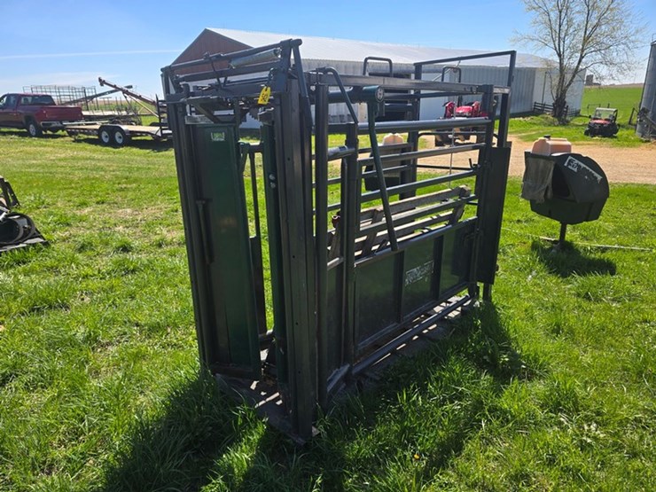 #542-•-tuff-built-cattle-chute-image-1