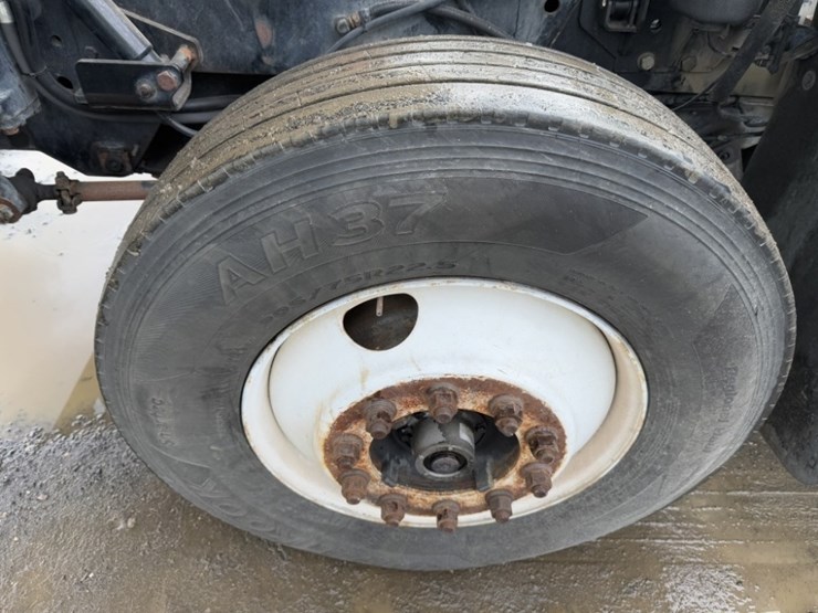 2010-kalmar-ottawa-yard-spotter-truck-image-12