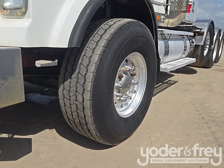 2014-kenworth-t880-image-11