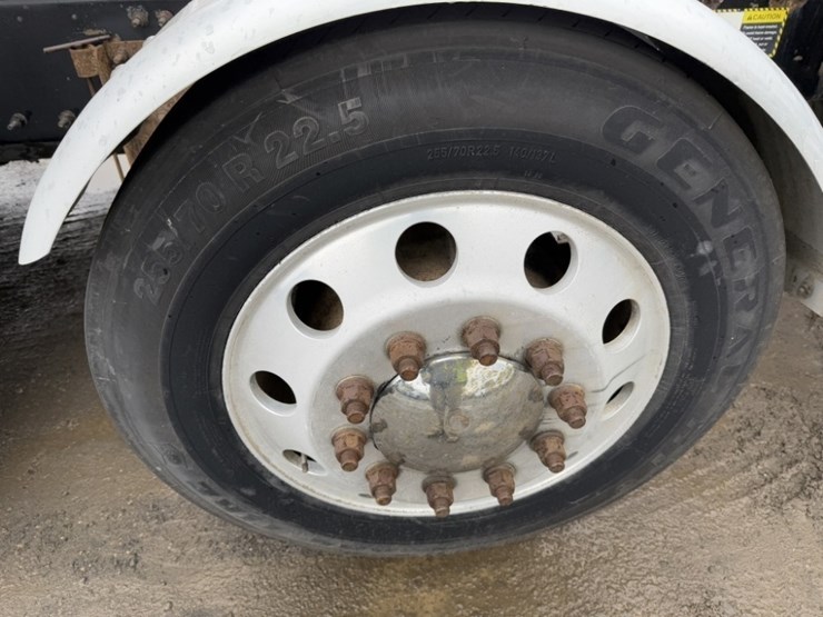 2013-mack-cxu613-tri-axle-truck-tractor-image-18