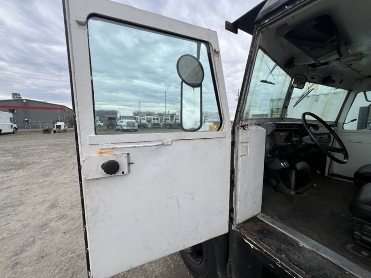 1992-ford-f700-image-16