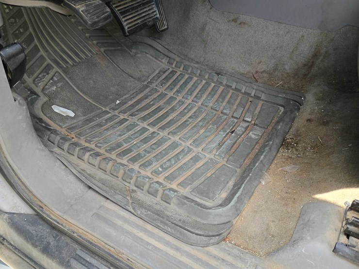 2005-chevrolet-suburban-image-33