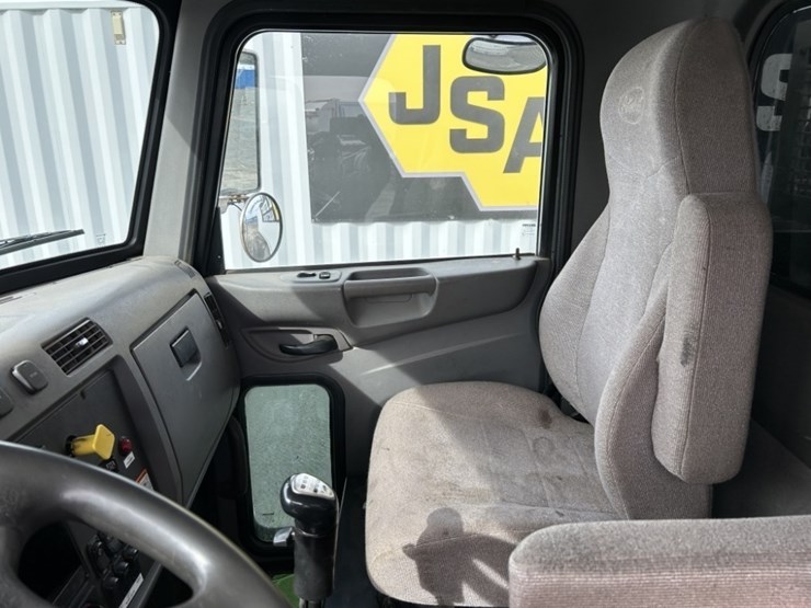 2017-peterbilt-337-image-10