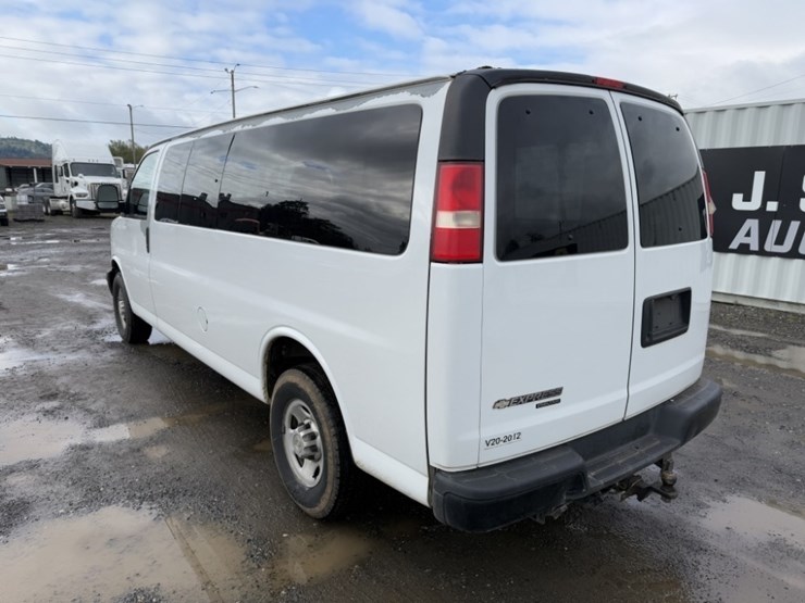 2017-chevrolet-express-3500-image-6