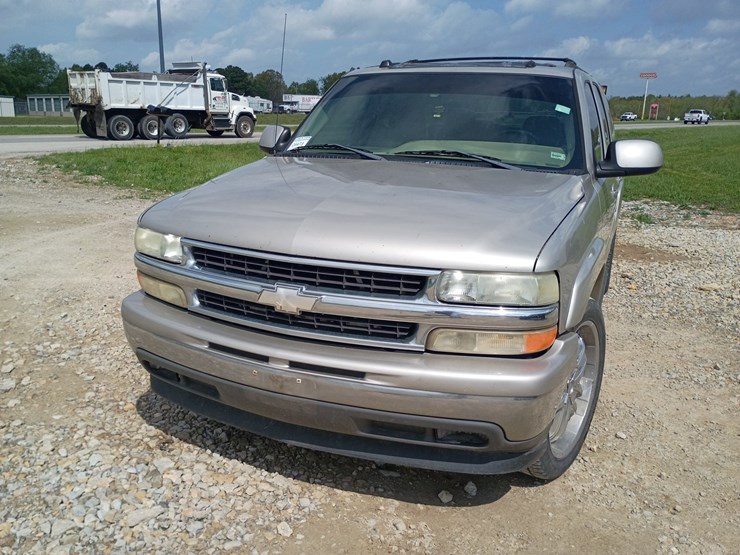 2005-chevrolet-suburban-image-17