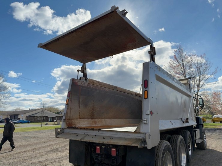 2015-caterpillar-ct660-image-17