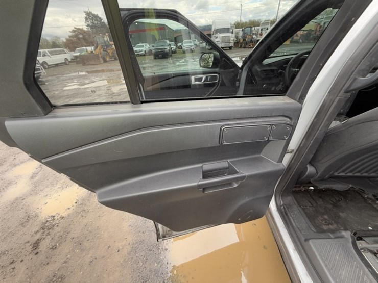 2020-ford-explorer-image-21