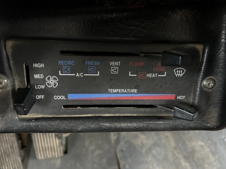 1994-peterbilt-377-image-24