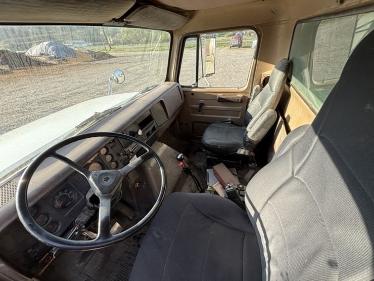 1985-international-4700-image-25