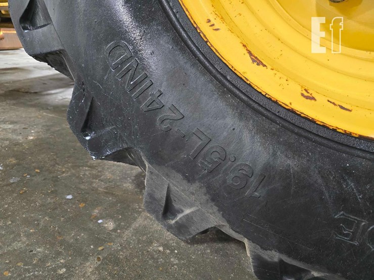 2011-deere-310j-image-34