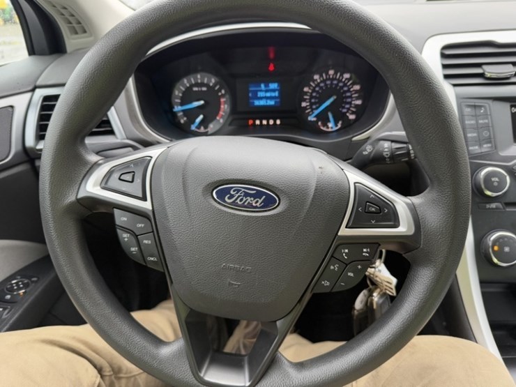 2014-ford-fusion-sedan-image-27