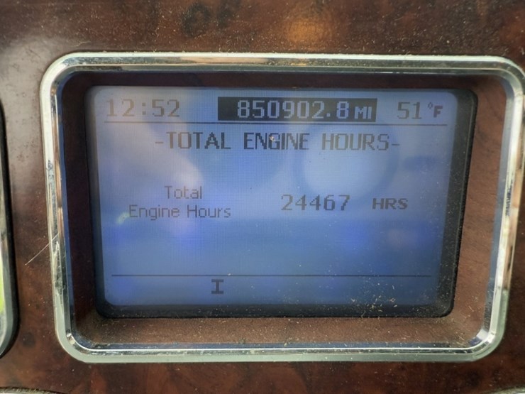 2013-mack-cxu613-tri-axle-truck-tractor-image-33