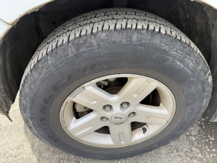 2010-ford-escape-hybrid-image-16