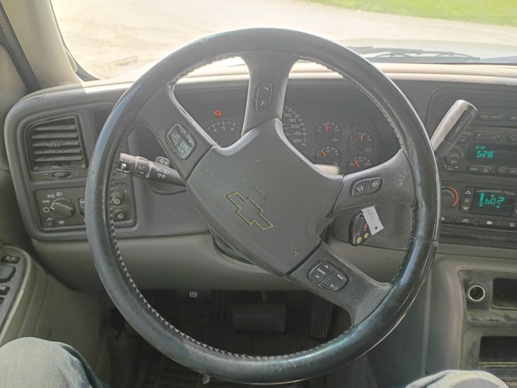 2005-chevrolet-suburban-image-47