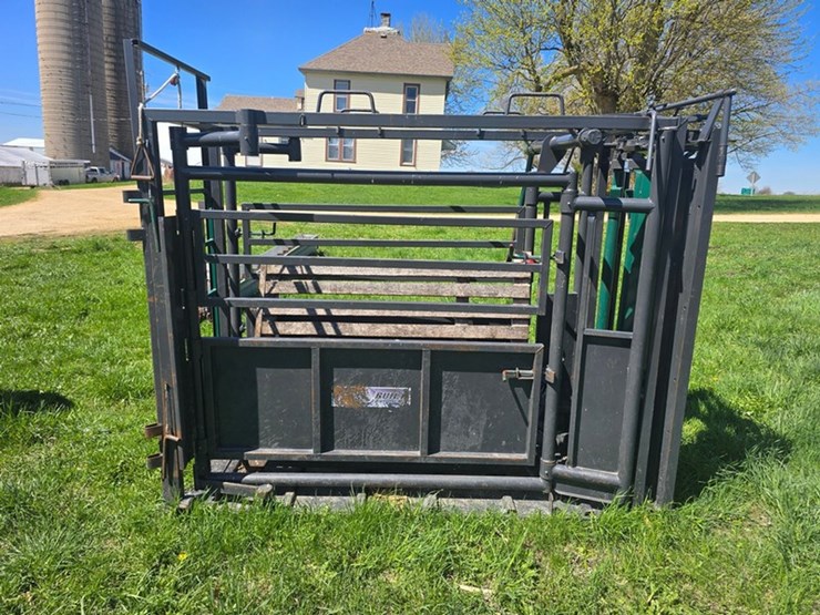 #542-•-tuff-built-cattle-chute-image-6