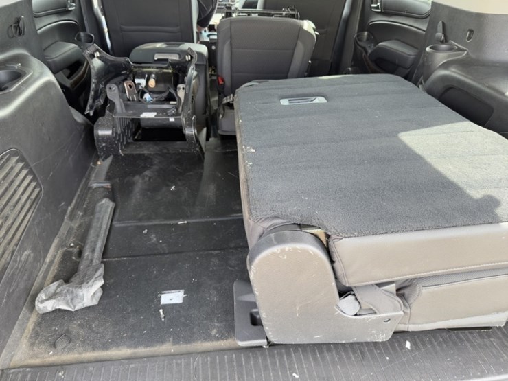 2016-chevrolet-tahoe-image-21