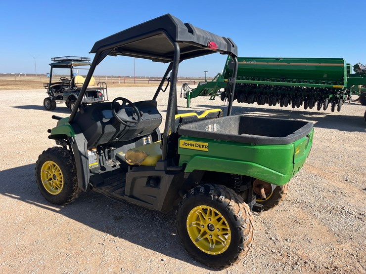 2021-john-deere-gator-image-8