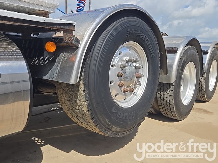 2014-kenworth-t880-image-13