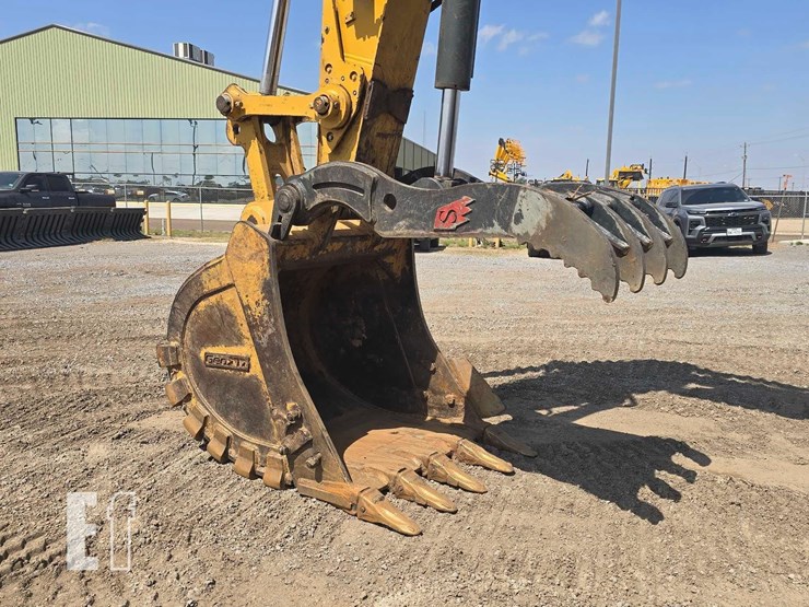 2019-caterpillar-320-image-10