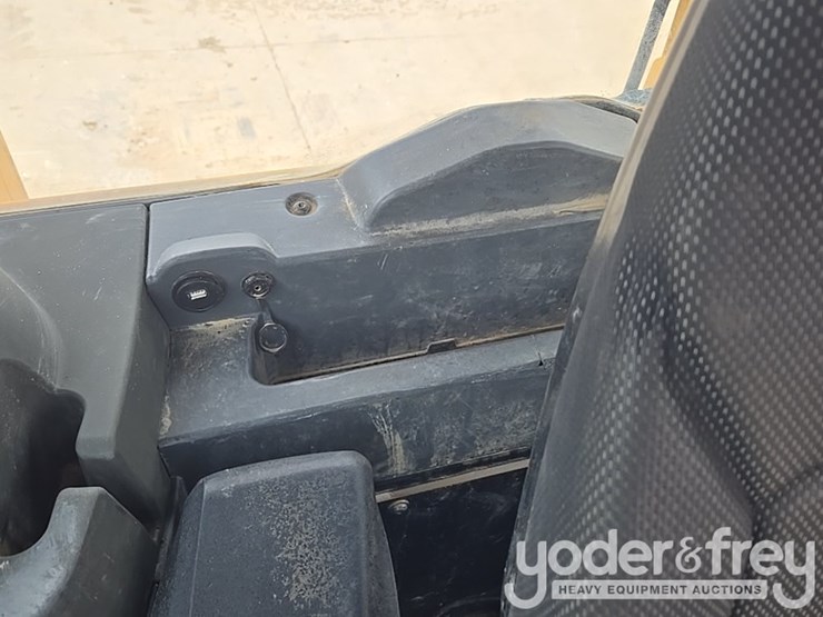 2019-caterpillar-d6-lgp-image-100