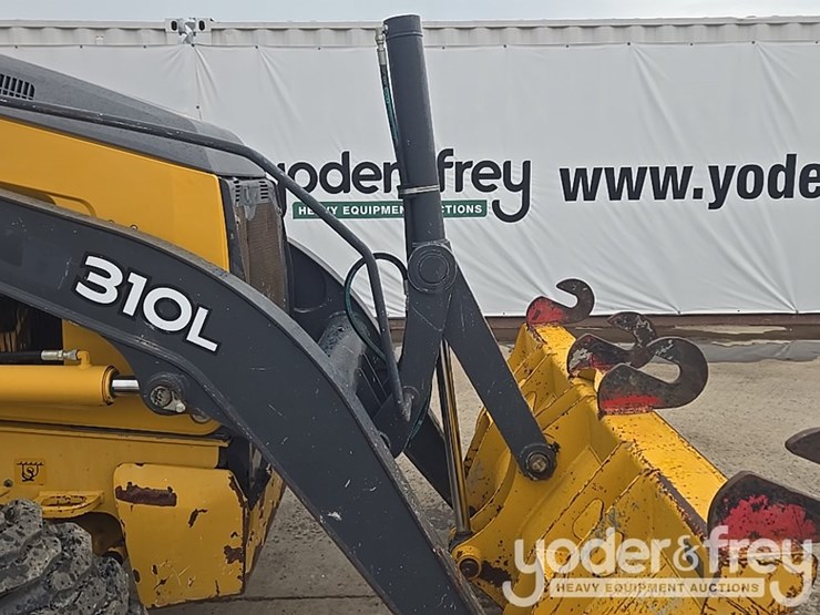 2018-deere-310l-image-35