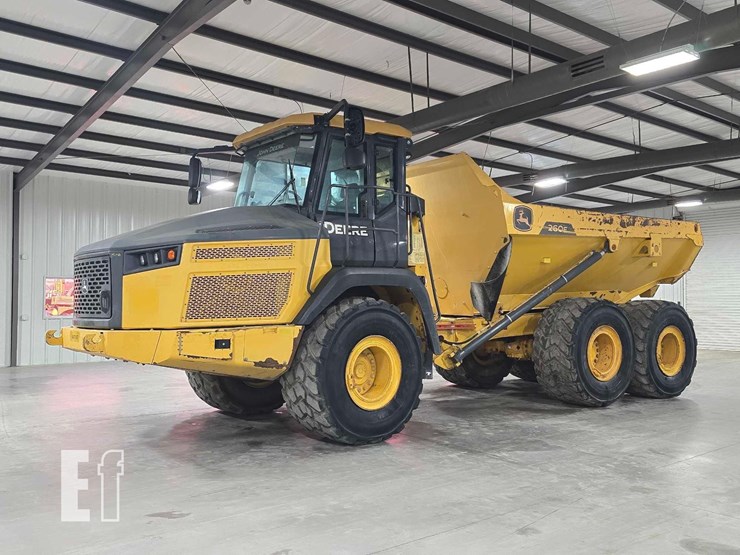 2021-deere-260e-image-1