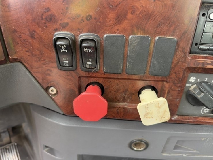 mack-cxu-tri-axle-truck-tractor-image-27