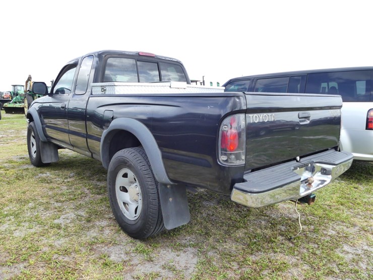 2004-toyota-tacoma-sr5-image-3