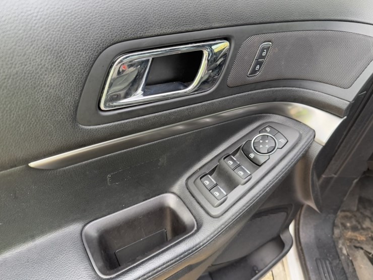 2017-ford-explorer-image-28