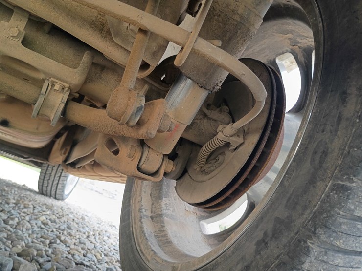 2005-chevrolet-suburban-image-91