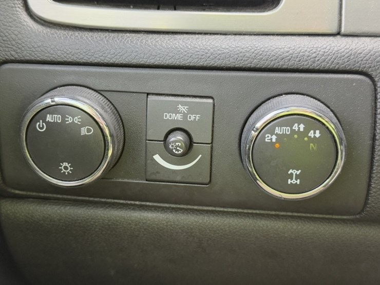 2014-chevrolet-tahoe-image-27