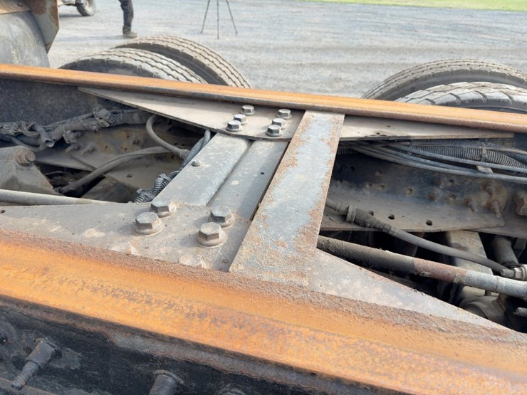 2015-caterpillar-ct660-image-29