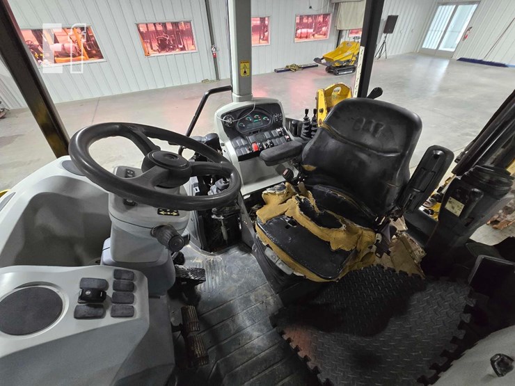 2016-caterpillar-415f2-image-19