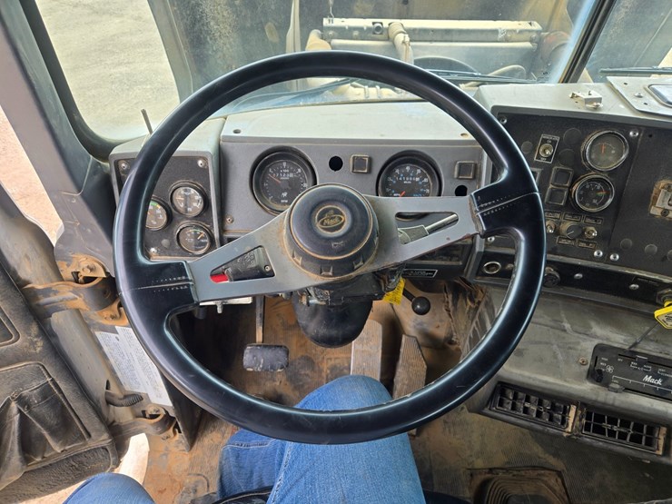 2001-mack-rd688s-image-77