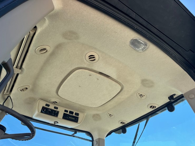 2013-john-deere-7215r-image-17