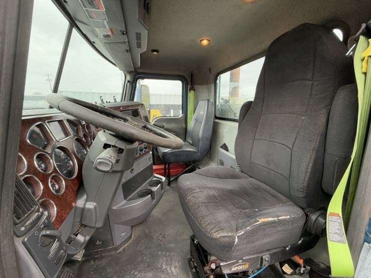 2013-mack-cxu613-tri-axle-truck-tractor-image-29