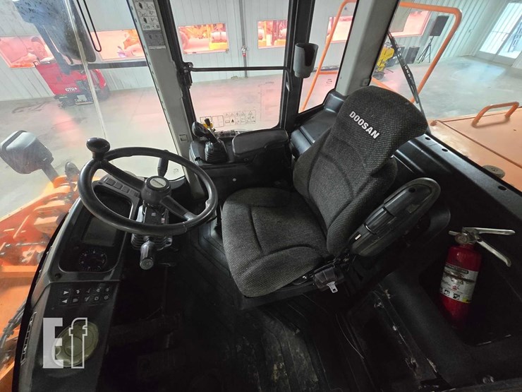 2017-doosan-dl300-5-image-14