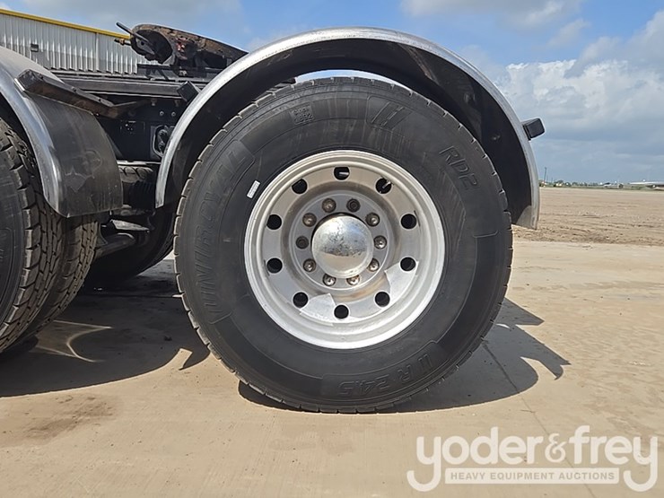 2014-kenworth-t880-image-16