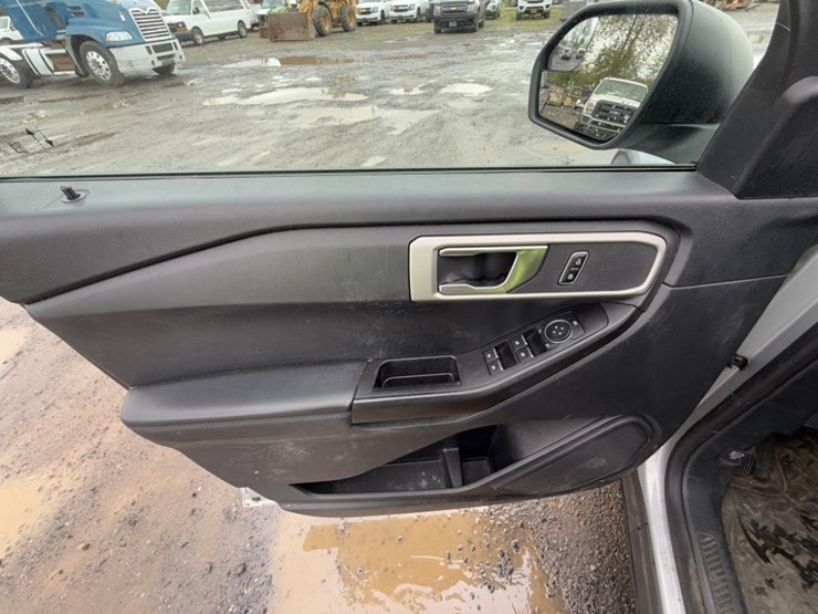 2020-ford-explorer-image-25