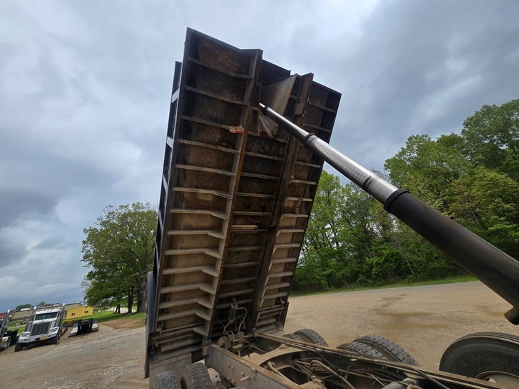 2001-mack-rd690s-image-43