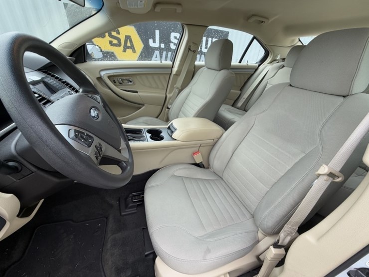 2014-ford-taurus-sedan-image-22