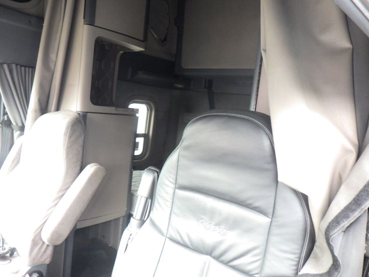 2011-freightliner-cascadia-125-image-18