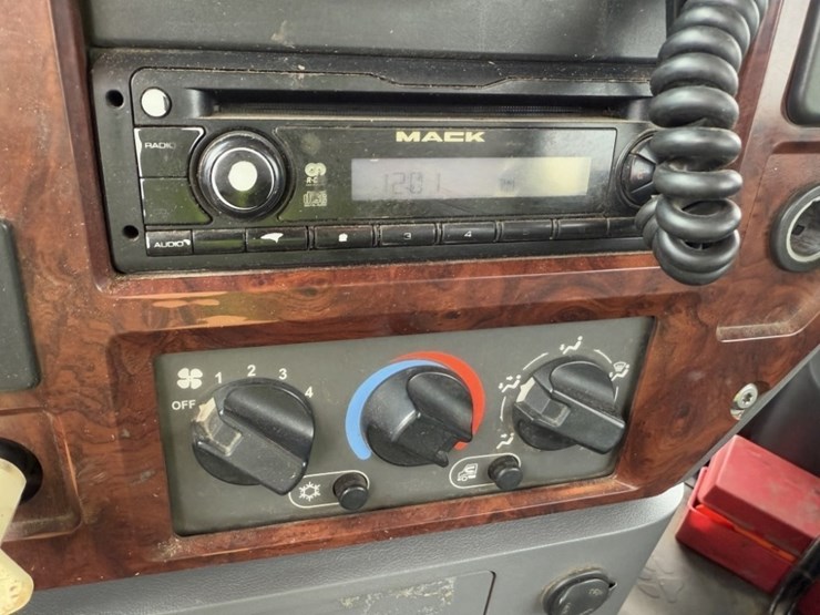 mack-cxu-tri-axle-truck-tractor-image-29