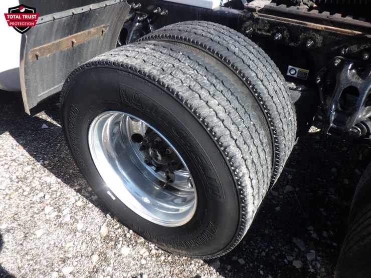 2022-peterbilt-567-image-16