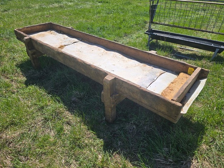 #577-•-9'-wooden-feed-bunk-image-1