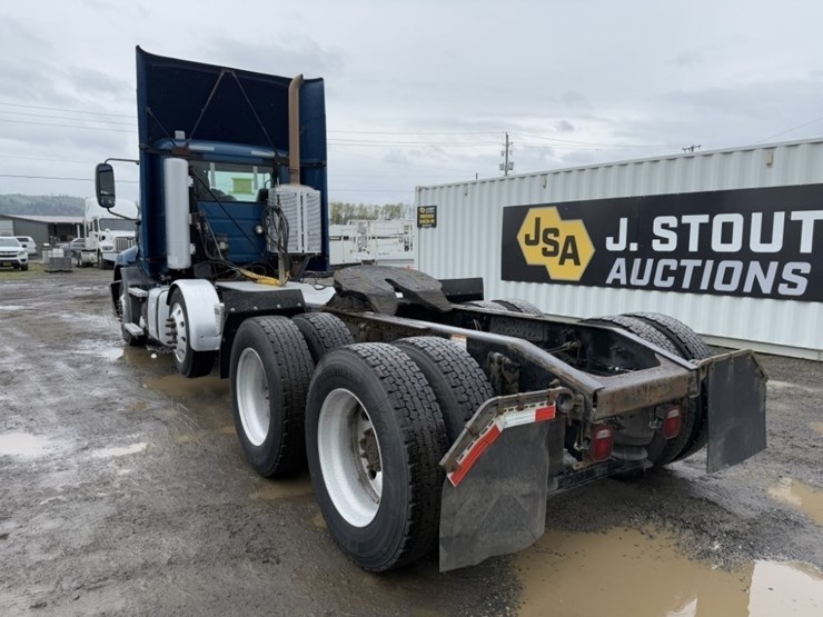 mack-cxu-tri-axle-truck-tractor-image-6