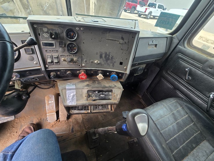 2001-mack-rd690s-image-73