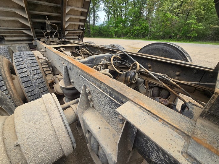 2001-mack-rd690s-image-46