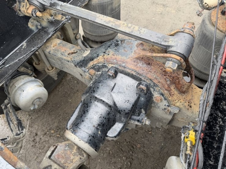 2013-mack-cxu613-tri-axle-truck-tractor-image-24