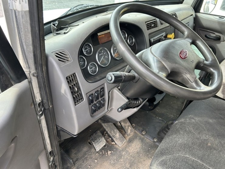 2017-peterbilt-337-image-16